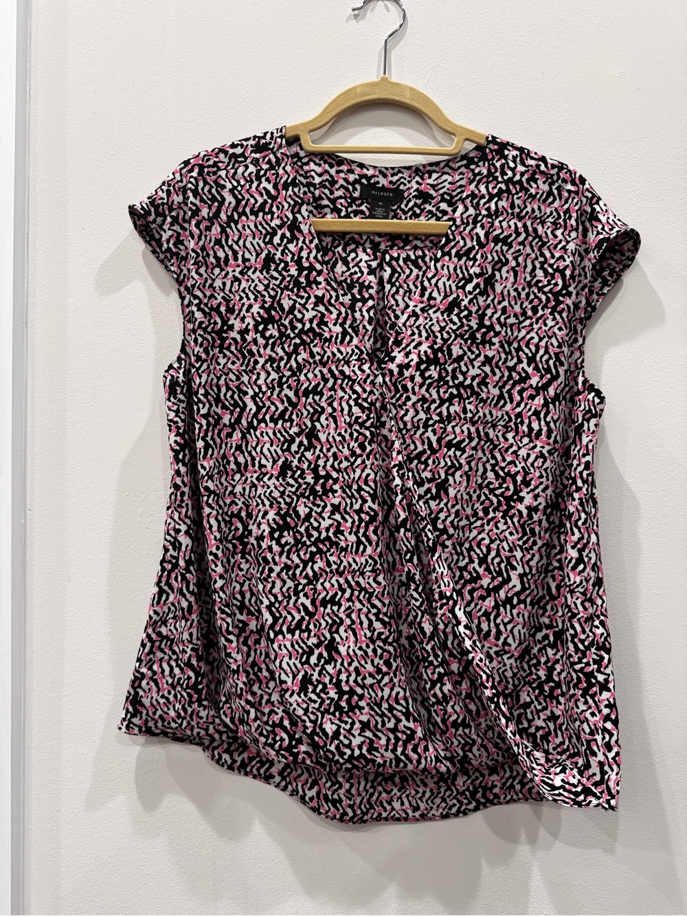 Halogen Pink, White  & Black Cap Sleeve Print Top Size M